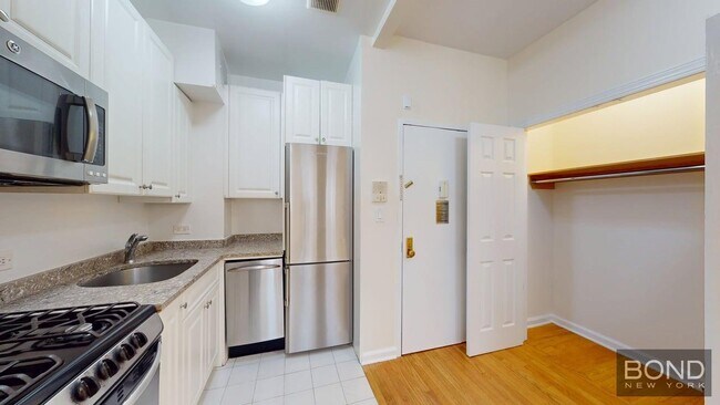 52 W 56th St in New York, NY - Building Photo - Building Photo