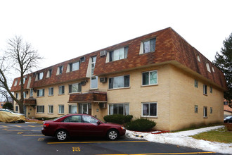 Briar Court Condominiums in Des Plaines, IL - Building Photo - Building Photo