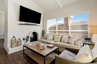 5916 Sandhurst Ln in Dallas, TX - Building Photo - Building Photo