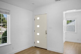2930 Mayfield Ave in La Crescenta, CA - Foto de edificio - Building Photo