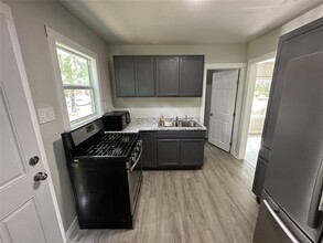 622 Scarbrough St in Rockdale, TX - Building Photo - Building Photo