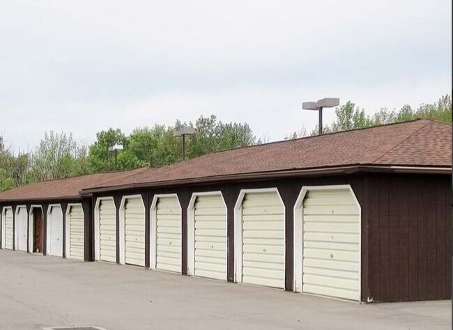 Blossomwood in West Seneca, NY - Foto de edificio - Building Photo