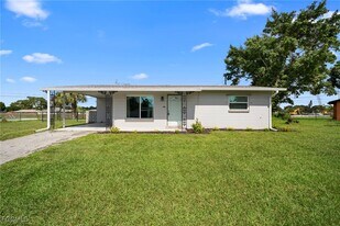 211 E Jasmine Rd in Lehigh Acres, FL - Building Photo