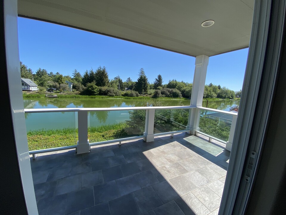 978 Point Brown Ave SE in Ocean Shores, WA - Building Photo