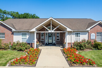 Danbury Court Apartments in Bloomington, IL - Building Photo - Building Photo