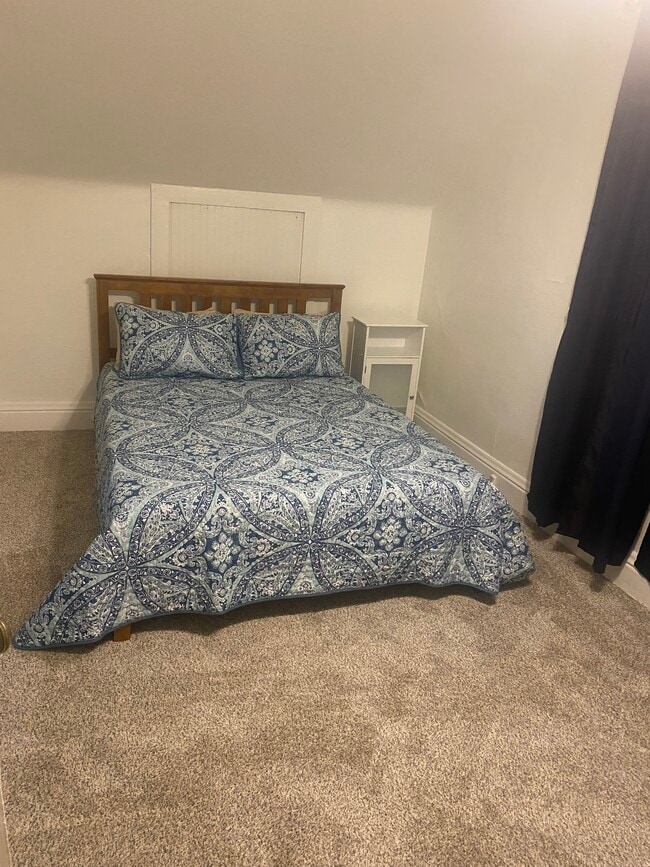 589 E Losey St, Unit 597 E. Losey B upstairs in Galesburg, IL - Building Photo - Building Photo