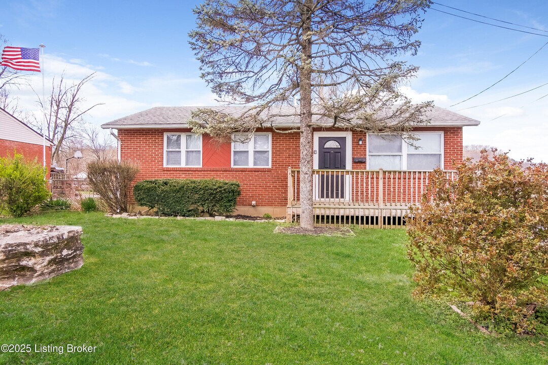 9412 Titan Dr in Louisville, KY - Building Photo