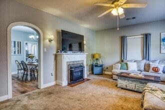 909 W Main St in Brenham, TX - Foto de edificio - Building Photo