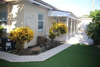42 Douglas Dr in Boynton Beach, FL - Building Photo - Building Photo