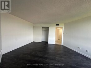 1300 Bloor St in Mississauga, ON - Building Photo - Building Photo