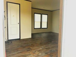 1001 Co Rd 773 in Devine, TX - Foto de edificio - Building Photo