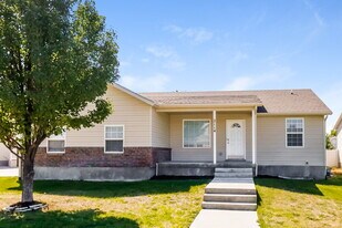 2114 Juniper Dr in Eagle Mountain, UT - Building Photo