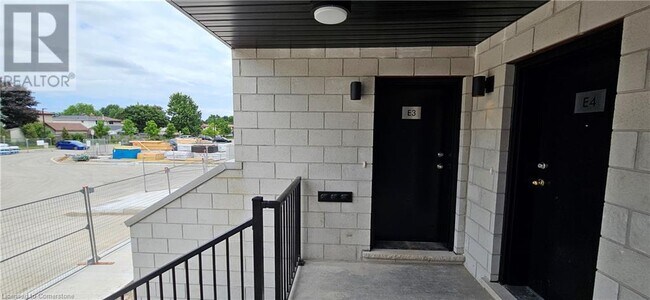 410 Northfield Dr W in Waterloo, ON - Building Photo - Building Photo