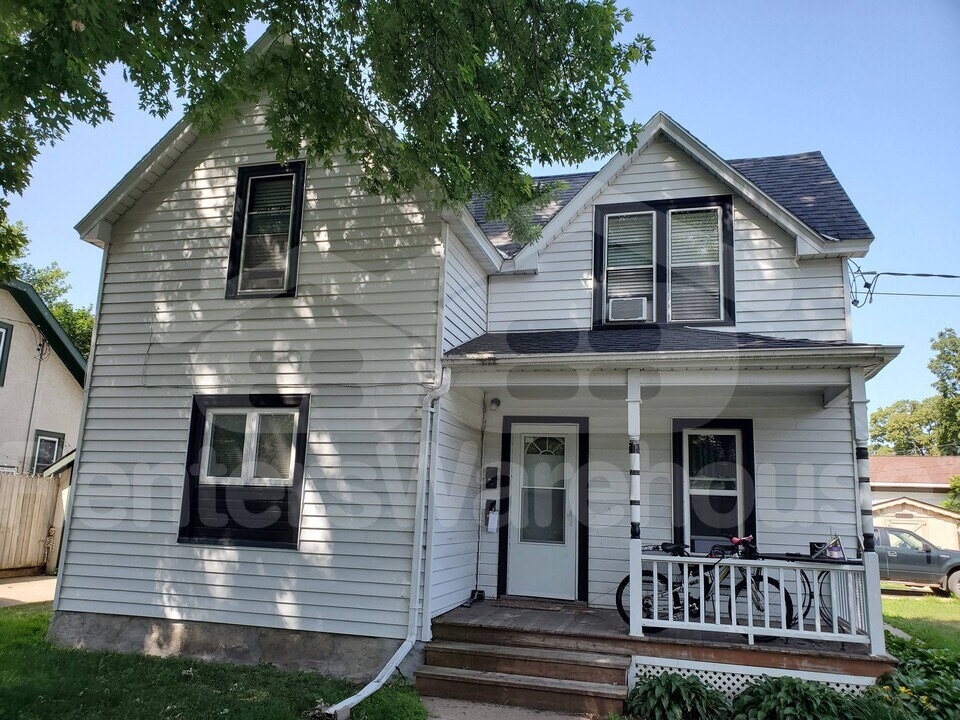 209 1/2 Cross Street in North Mankato, MN - Foto de edificio