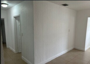 2571 NW 153rd St in Opa Locka, FL - Foto de edificio - Building Photo