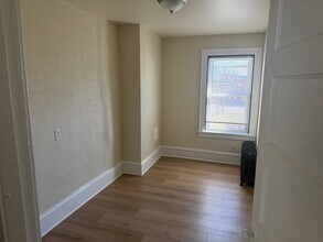 815 E Locust St in Milwaukee, WI - Building Photo - Building Photo