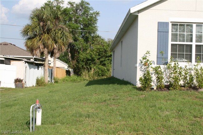 2281 Thurlow St in Alva, FL - Building Photo - Building Photo