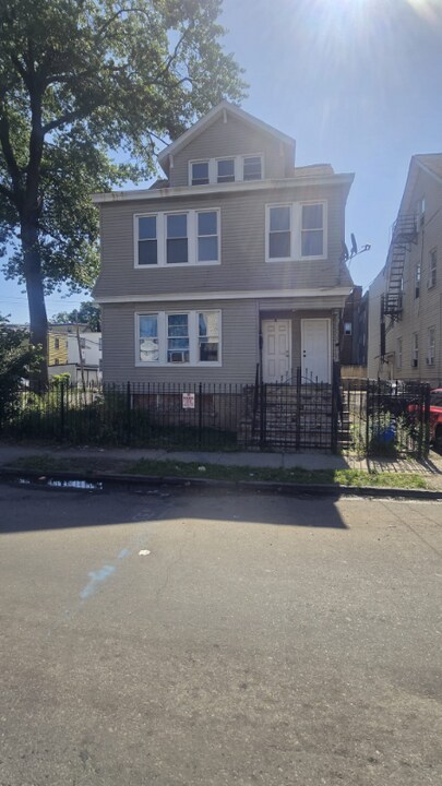 166 Columbia Ave in Newark, NJ - Building Photo