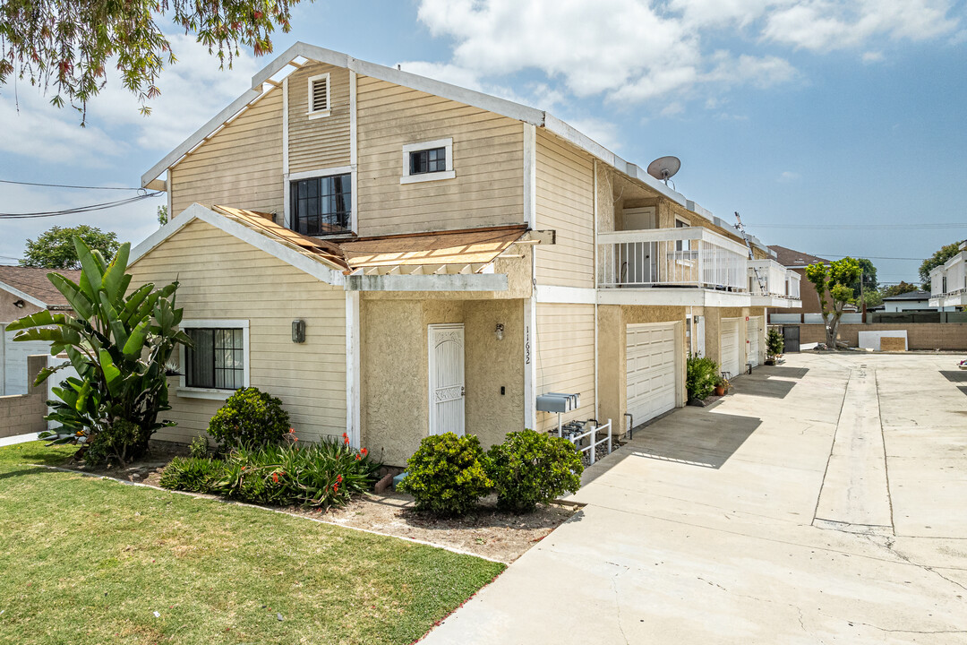 11632-1163 205th St in Lakewood, CA - Building Photo