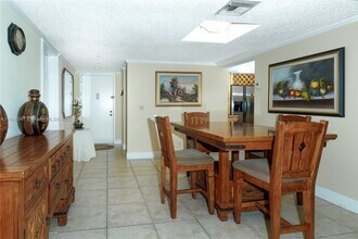 16200 Golf Club Rd in Weston, FL - Building Photo - Building Photo