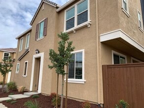 10563 Tenor Way in Elk Grove, CA - Foto de edificio - Building Photo