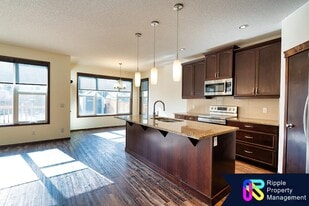 688 Panora Way NW in Calgary, AB - Building Photo
