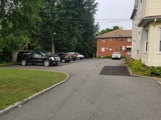 325 Tenafly Rd in Tenafly, NJ - Building Photo - Building Photo