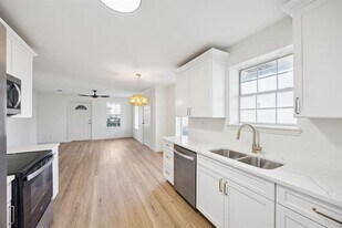 302 W Pelton St in Sherman, TX - Building Photo