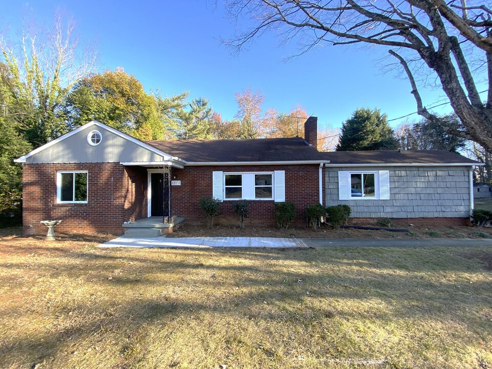 2072 S Hawthorne Rd in Winston-Salem, NC - Building Photo