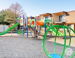 1023 W Pioneer Pkwy in Arlington, TX - Building Photo