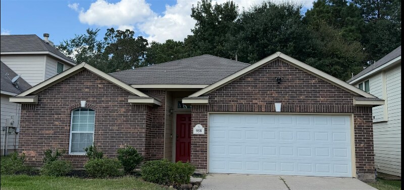 958 Oak Glen Dr in Willis, TX - Foto de edificio