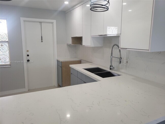 4700 Washington St, Unit 404 in Hollywood, FL - Foto de edificio - Building Photo