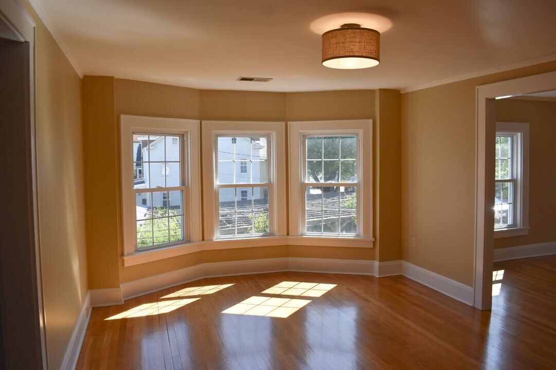 13 W Main St in Mendham, NJ - Building Photo