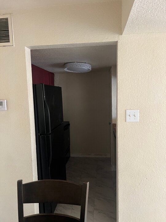 8100 Creekbend Dr in Houston, TX - Foto de edificio