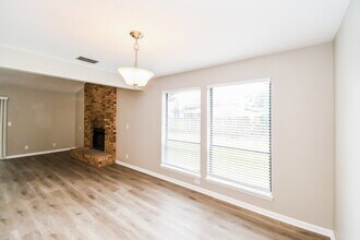 7152 Holiday Hill Ct in Jacksonville, FL - Foto de edificio - Building Photo