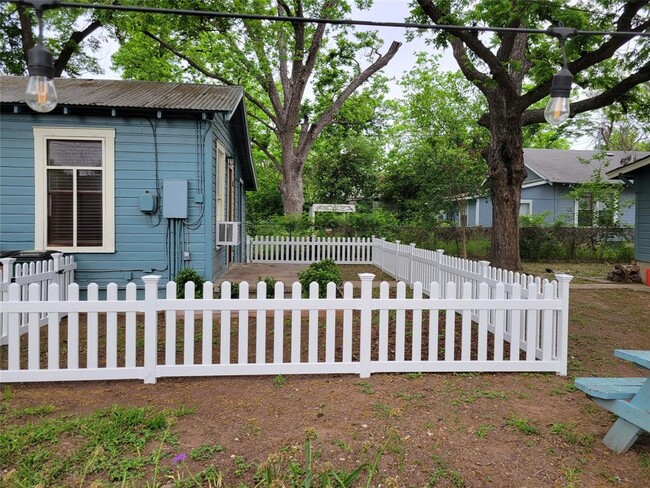 2511 E 2nd St in Austin, TX - Foto de edificio - Building Photo