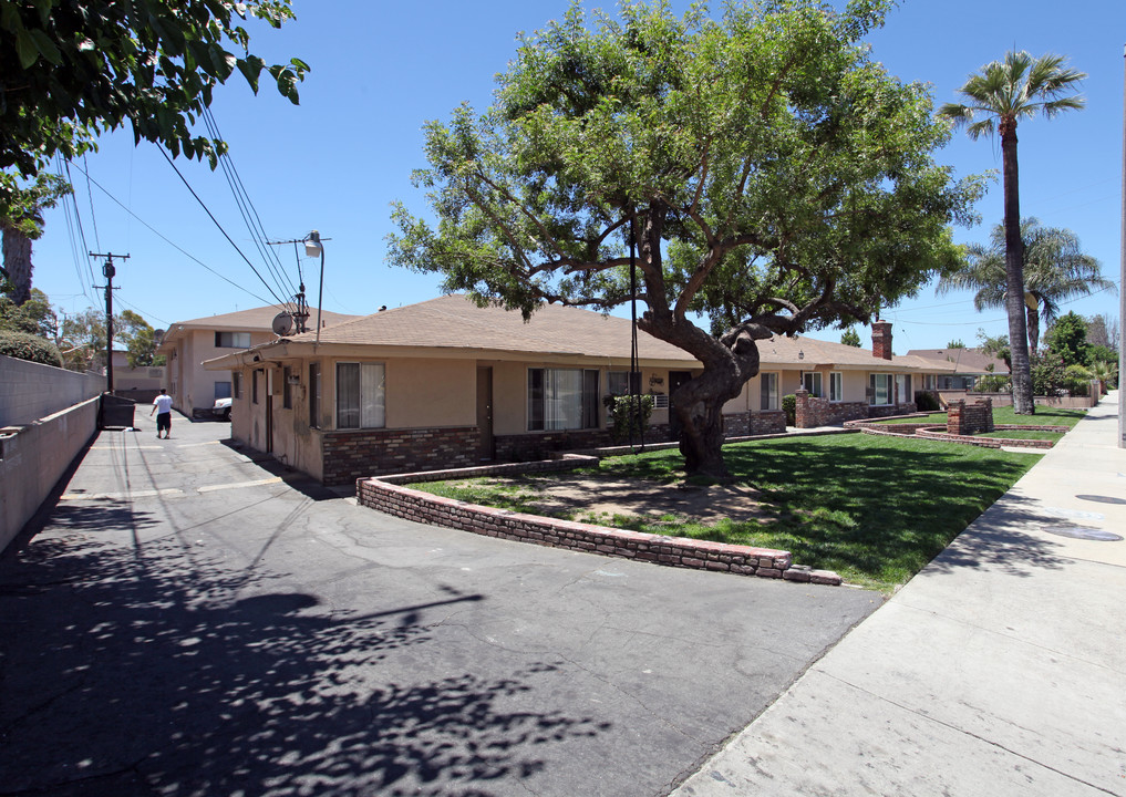 Westonian Arms Apartments in Pomona, CA - Building Photo