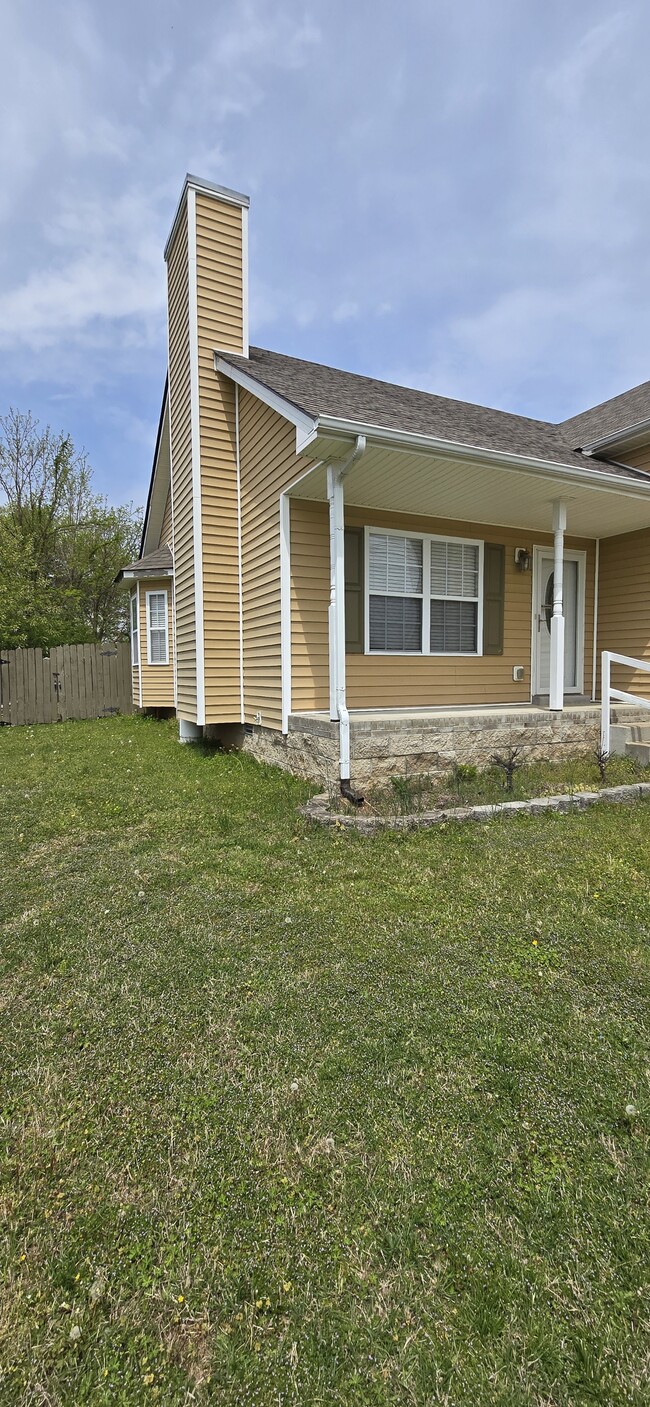 1340 Loren Circle in Clarksville, TN - Foto de edificio - Building Photo