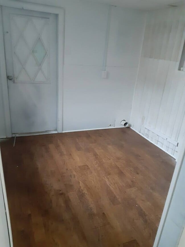 property at 842 W Pine St