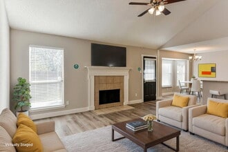 813 Globe Ave in Blue Mound, TX - Foto de edificio - Building Photo