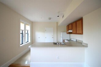 881 Massachusetts Ave in Cambridge, MA - Foto de edificio - Building Photo