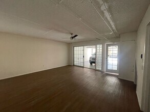 15033 Sherman Way in Los Angeles, CA - Foto de edificio - Building Photo