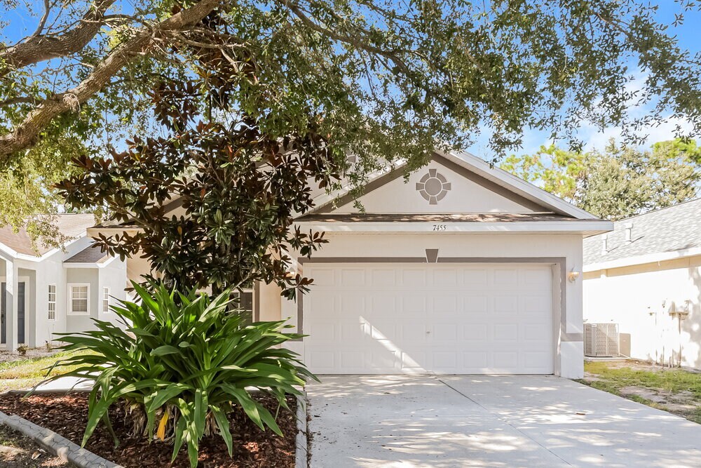 7455 Oxford Garden Cir in Apollo Beach, FL - Building Photo
