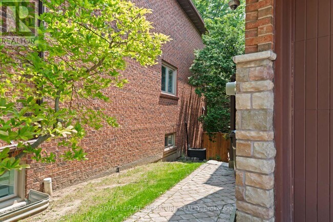 23 Brandy Ct in Toronto, ON - Building Photo - Building Photo