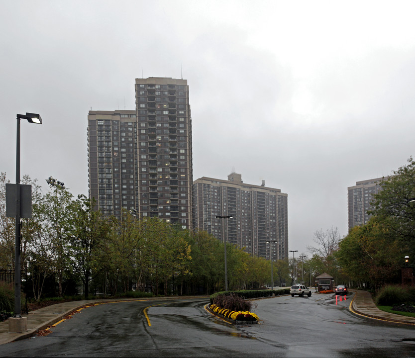 North Shore Towers in Floral Park, NY - Foto de edificio