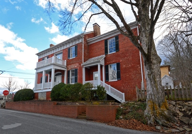 303 S Lafayette St in Lewisburg, WV - Building Photo