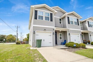 6001 Royal Port Ct in Bellview, FL - Building Photo