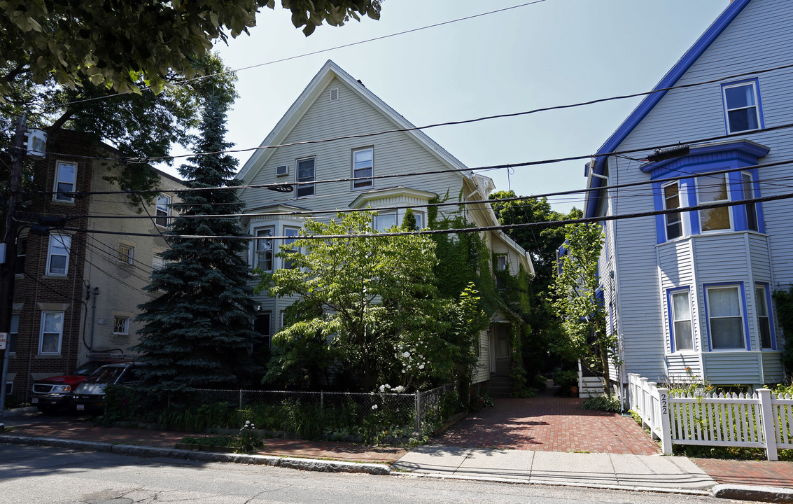 218-220 Chestnut St in Cambridge, MA - Building Photo