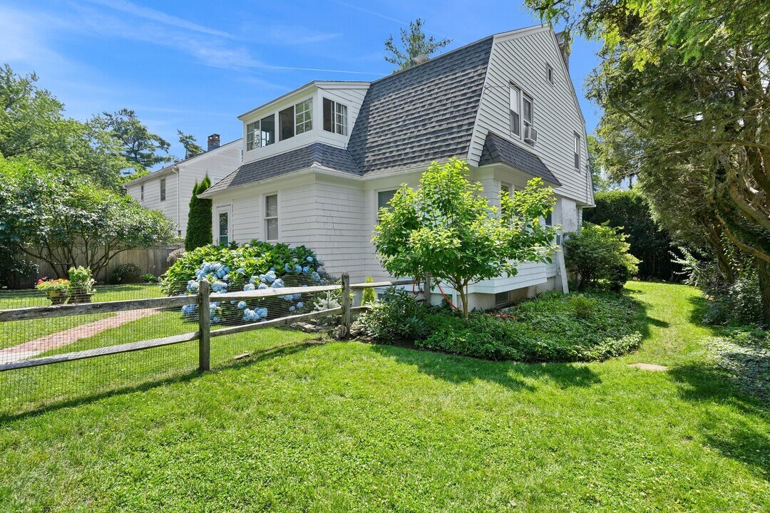 10 Taylor Pl in Fairfield, CT - Building Photo