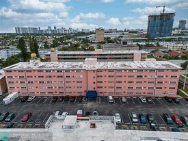 200 NE 12th Ave in Hallandale Beach, FL - Building Photo